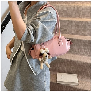 Sac Boston rose brillant en simili cuir avec un joli pendentif peluche de caniche