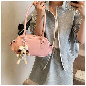 Sac Boston en cuir verni rose brillant avec pendentif chiot en peluche et zip métallique
