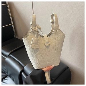 Dettaglio borsa a secchiello in pelle martellata bianco crema con logo impresso