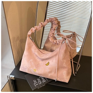 Dettaglio borsa hobo rosa marmorizzata con manico increspato e ricamo a stella fine