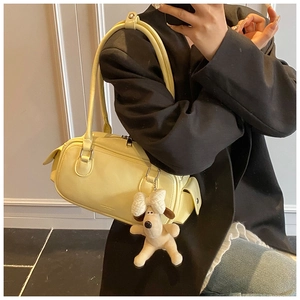 Détail du sac bowling en cuir jaune crème avec charmant pendentif chien en peluche