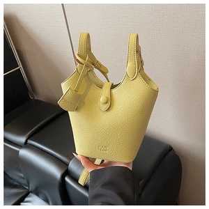 Dettaglio della borsa a secchiello gialla in pelle martellina con logo PANTOR