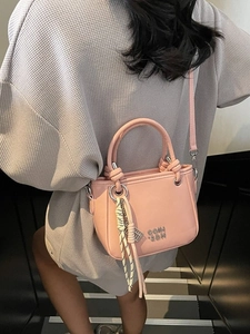 Sac seau élégant rose pâle pour femmes avec poignée cylindrique et pendentif nœud chic