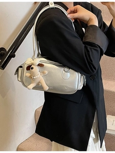 Sac polochon argenté métallisé avec breloque chien perle porté par un mannequin