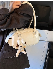 Sac polochon blanc crème à la mode avec doubles poignées et breloque en peluche