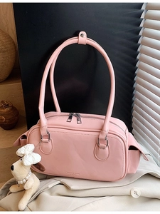 Sac à main rose rectangulaire en similicuir avec charm de chien blanc sur fond de trench-coat