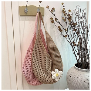 Detail von Häkel-Tragetaschen mit weißer Blumenapplikation in Rosa und Khaki