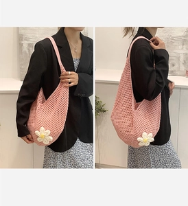 Detailaufnahme einer rosa Häkeltasche mit weißer Gänseblümchen-Applikation und Mesh-Design
