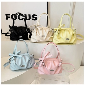Vue détaillée des sacs nuages froncés en cinq couleurs avec nœuds décoratifs