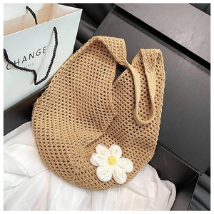 Detailansicht der khakifarbenen gewebten Tasche mit großer weißer Strick-Gänseblume