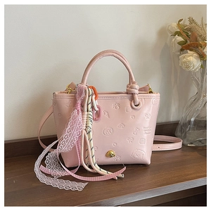 Sac seau rose avec gaufrage de chiots et breloques décoratives en perles et dentelle
