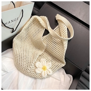 Detailansicht der cremefarbenen Häkeltasche mit weißer Gänseblümchen-Applikation