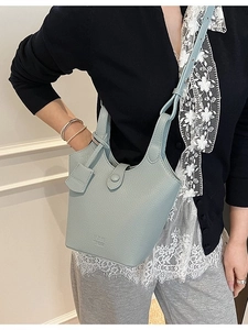 Borsa a secchiello minimalista in pelle azzurra con motivo litchi e tracolla rimovibile