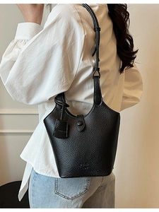 Elegante borsa a secchiello in pelle nera con motivo litchi e tracolla regolabile