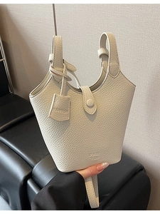 Borsa a secchiello minimalista in pelle bianco crema con trama litchi e tracolla rimovibile