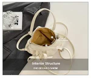 Vue de dessus de l'intérieur du sac crème avec poche principale et compartiment