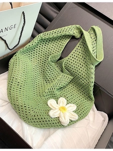 Grüne gehäkelte Strandtasche mit Gänseblümchen-Anhänger in einer edlen Geschenkbox