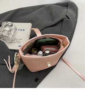Vue intérieure du sac seau rose montrant la grande capacité pour cosmétiques