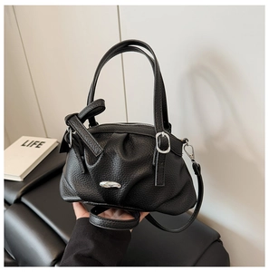 Détail du sac bandoulière en cuir noir grainé avec plis nuage et boucles métalliques