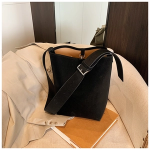 Detailsicht der schwarzen Leder-Beuteltasche mit Silberbeschlägen und braunem Futter
