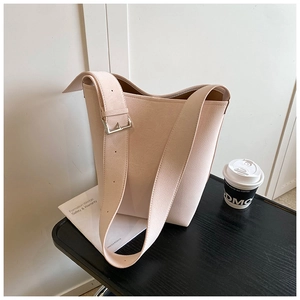 Detail der hellrosa Tote Bag aus genarbtem Leder mit Silberschnalle auf schwarzem Tisch