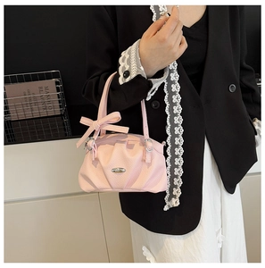 Vue détaillée du sac à main rose avec texture plissée élégante et décoration de nœud