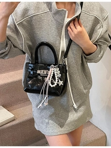 Sac à Main en Cuir PU Matelassé pour Femme Mode Motif Losange Sac Bandoulière Avec Pendentifs en Perles de Cœur