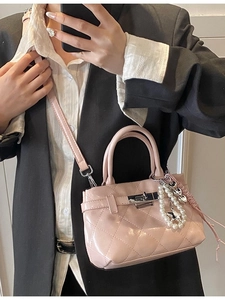 Sac à main en cuir verni rose matelassé avec breloques perles et fermoir rotatif