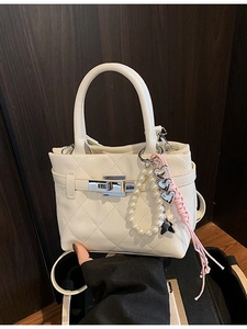 Sac à bandoulière matelassé blanc crème avec breloques cœur et perles déco