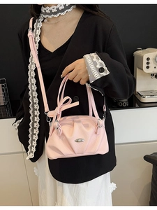 Sac à main rose plissé avec détail nœud et accent argenté pour porté bandoulière