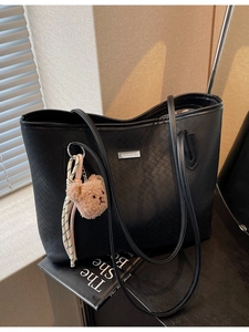 Borsa Tote in Pelle PU a Trama Intrecciata di Grande Capacità Borsa a Tracolla da Pendolare Sottobraccio Con Ciondolo a Orso e Nastro per Donna Borsa Casual Minimalista