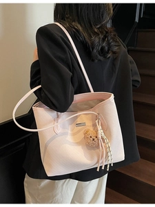 Borsa tote rosa a trama intrecciata con ciondolo a orsetto, borsa a spalla capiente per donna