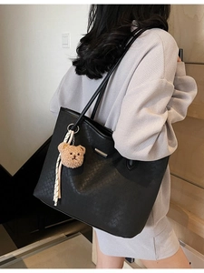 Grande borsa tote intrecciata nera con tracolla, ciondolo a forma di orso e nastro