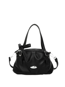 Sac à main minimaliste en cuir grainé noir avec détails en métal argenté poli
