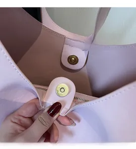 Détail du sac cabas rose montrant le fermoir magnétique et la poche intérieure zippée