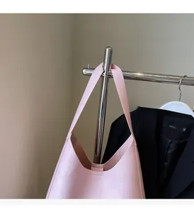 Détail du sac cabas en cuir rose avec large bandoulière confortable et texture très durable
