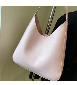 Détail du sac hobo rose clair montrant sa texture cuir et sa bandoulière large