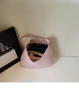 Vue détaillée de l'intérieur spacieux du sac rose en PU avec tablette et accessoires