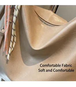 Détail du sac cabas en cuir ciré souple avec cordon tressé coloré et fermeture éclair