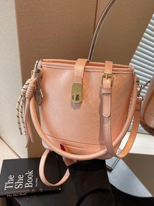 Sac Seau en Cuir PU Mode Femme Sac à Main Bandoulière Polyvalent Avec Pendentif Raquette de Tennis et Serrure Métallique