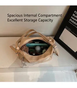 Vue de dessus de l'intérieur spacieux du sac cabas en similicuir beige avec objets