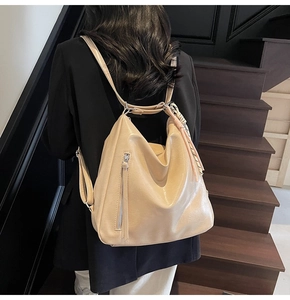 Dettaglio della borsa tote in pelle cerata beige con cinturino intrecciato e zip verticale