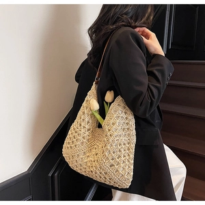 Dettaglio della borsa a tracolla beige all'uncinetto con cinturino in pelle