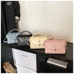 Sacs à bandoulière colorés en cuir avec texture tressée et boucle en métal exposés