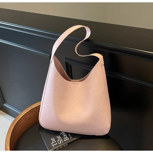 Détail du sac hobo rose montrant des coutures fines et une texture de cuir lisse