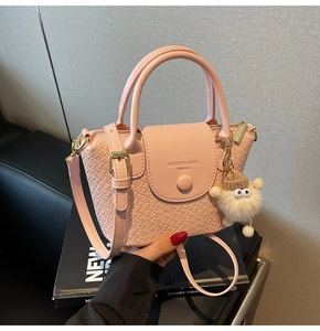 Sac à main rose gaufré crocodile avec poignée ronde et charmant mouton en peluche