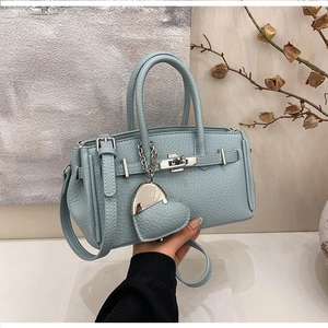 Dettaglio della borsa in pelle azzurra con trama litchi e chiusura in metallo argento