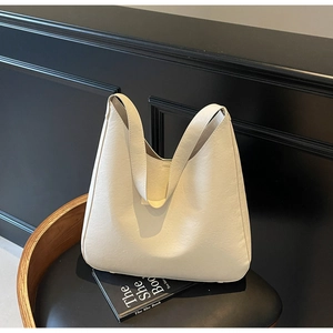 Détail du sac cabas blanc cassé en cuir avec texture grainée et large poignée chic