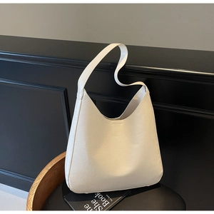 Vue détaillée du sac hobo crème avec texture en cuir mat et ouverture en forme de V