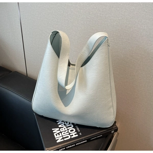 Détail du sac cabas vert menthe avec texture froissée et bandoulière intégrée sans couture